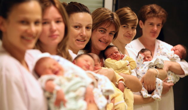 – 2010. U FOTOGRAFIJAMA CROPIX-A –

 Split, 071010.
Splitsko rodiliste.
U splitskom rodilistu dogodio se pravi baby boom kada se u jednome danu rodilo cak trideset beba.
Na slici: Splitske rodilje sa svojom djecom.
Foto: Ante Cizmic / CROPIX