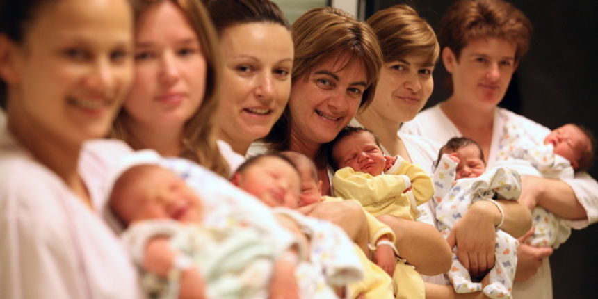 – 2010. U FOTOGRAFIJAMA CROPIX-A –

 Split, 071010.
Splitsko rodiliste.
U splitskom rodilistu dogodio se pravi baby boom kada se u jednome danu rodilo cak trideset beba.
Na slici: Splitske rodilje sa svojom djecom.
Foto: Ante Cizmic / CROPIX