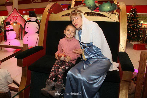 Sv. Luce razveselila mališane u Supernova centru, Foto: Iva Perinčić Sv. Luce razveselila mališane u Supernova centru, Foto: Iva Perinčić