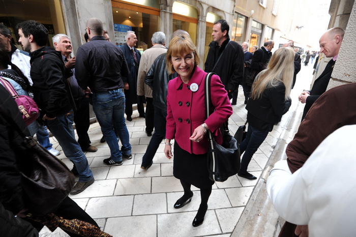 Zadar, 050413.
Veceras je u HNK Zadar odrzano predstavljanje liste koalicije SDP-HNS-HSU za Europski parlament. Na predstavljanju su govorili predsjednik SDP-a Zoran Milanovic, predsjednica HNS-a Vesna Pusic, predsjednik HSU-a Silvano Hrelja, te prvi na l Zadar, 050413.
Veceras je u HNK Zadar odrzano predstavljanje liste koalicije SDP-HNS-HSU za Europski parlament. Na predstavljanju su govorili predsjednik SDP-a Zoran Milanovic, predsjednica HNS-a Vesna Pusic, predsjednik HSU-a Silvano Hrelja, te prvi na l