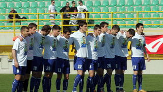 Pula,020411.
Prva HNL na stadionu Aldo Dorsina u Puli izmedju NK Istra 1961 i NK Zadar.
 Prva utakmica Igora Pamica otkako je ponovo trener Istre. Na fotografiji: Povodom godisnjice smrti Hrvoja Custica igraci su na teren izisli sa majicama na kojima je o