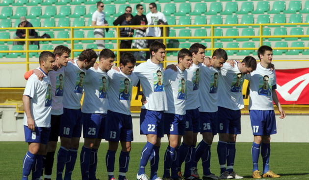 Pula,020411.
Prva HNL na stadionu Aldo Dorsina u Puli izmedju NK Istra 1961 i NK Zadar.
 Prva utakmica Igora Pamica otkako je ponovo trener Istre. Na fotografiji: Povodom godisnjice smrti Hrvoja Custica igraci su na teren izisli sa majicama na kojima je o