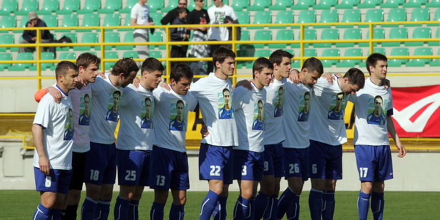 Pula,020411.
Prva HNL na stadionu Aldo Dorsina u Puli izmedju NK Istra 1961 i NK Zadar.
Prva utakmica Igora Pamica otkako je ponovo trener Istre. Na fotografiji: Povodom godisnjice smrti Hrvoja Custica igraci su na teren izisli sa majicama na kojima je o Pula,020411.
Prva HNL na stadionu Aldo Dorsina u Puli izmedju NK Istra 1961 i NK Zadar.
Prva utakmica Igora Pamica otkako je ponovo trener Istre. Na fotografiji: Povodom godisnjice smrti Hrvoja Custica igraci su na teren izisli sa majicama na kojima je o