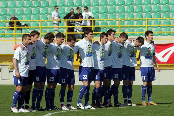 Pula,020411.
Prva HNL na stadionu Aldo Dorsina u Puli izmedju NK Istra 1961 i NK Zadar.
 Prva utakmica Igora Pamica otkako je ponovo trener Istre. Na fotografiji: Povodom godisnjice smrti Hrvoja Custica igraci su na teren izisli sa majicama na kojima je o