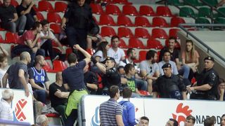 Intervencija policije na tribini s navijačima Zadra na utakmici Cibone i Zadra (80-71). Photo: Goran Stanzl/PIXSELL Intervencija policije na tribini s navijačima Zadra na utakmici Cibone i Zadra (80-71). Photo: Goran Stanzl/PIXSELL