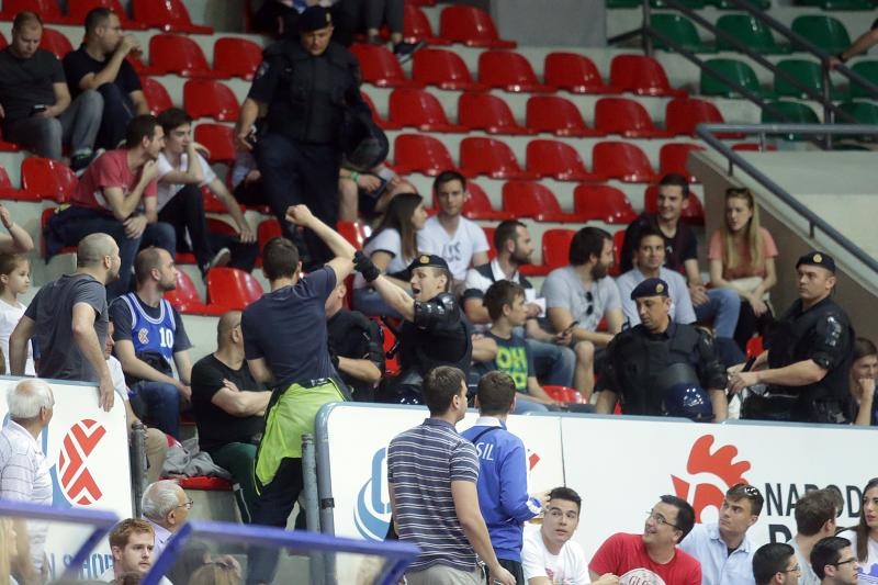 Intervencija policije na tribini s navijačima Zadra na utakmici Cibone i Zadra (80-71). Photo: Goran Stanzl/PIXSELL Intervencija policije na tribini s navijačima Zadra na utakmici Cibone i Zadra (80-71). Photo: Goran Stanzl/PIXSELL