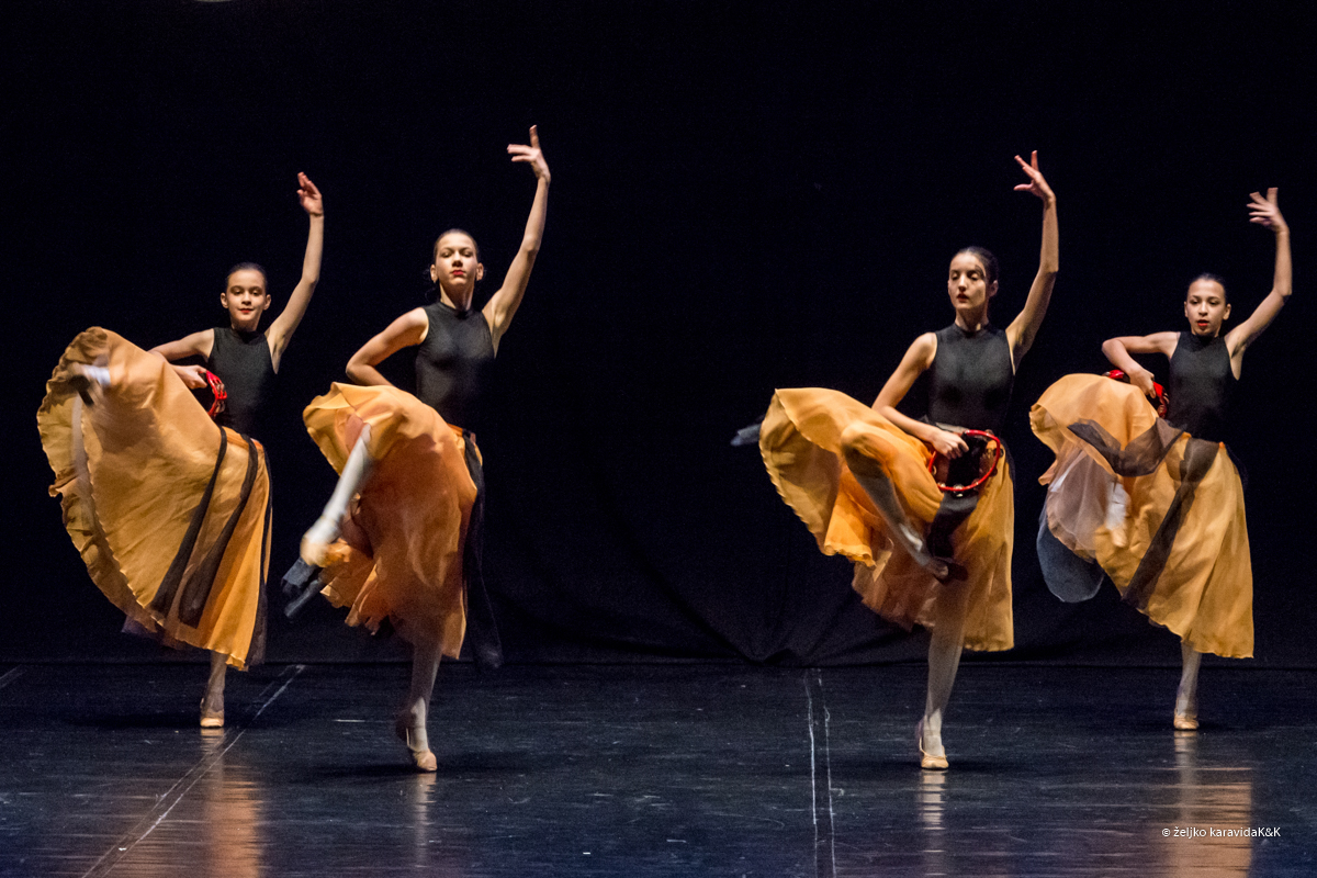 Božićna čestitka plesnog odjela Glazbene škole Blagoje Bersa