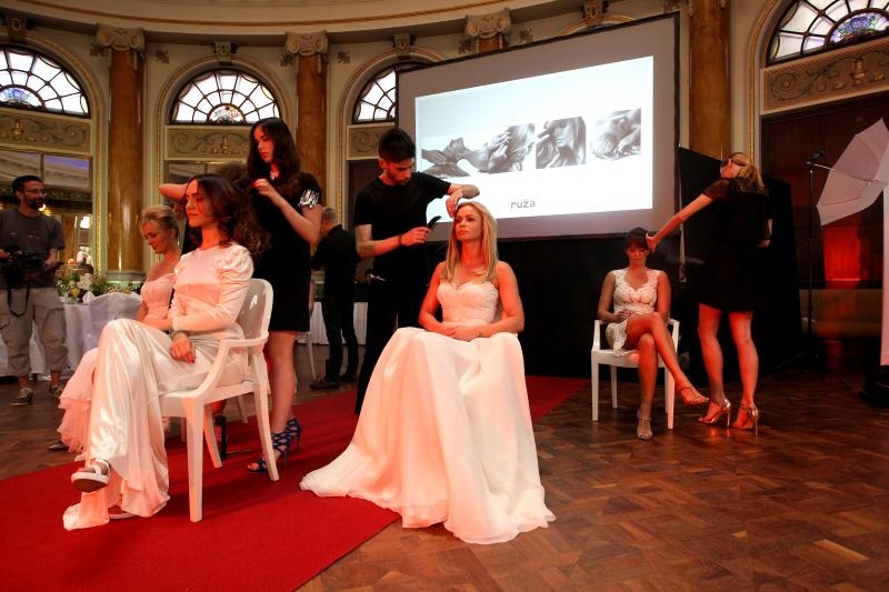 U vjenčanicama koje je dizajnirala Matija Vujica kozmetičku liniju su predstavile Renata Sopek. Natali Dizdar, Tatjana Jurić, Vanna i Lana Jurčević U vjenčanicama koje je dizajnirala Matija Vujica kozmetičku liniju su predstavile Renata Sopek. Natali Dizdar, Tatjana Jurić, Vanna i Lana Jurčević