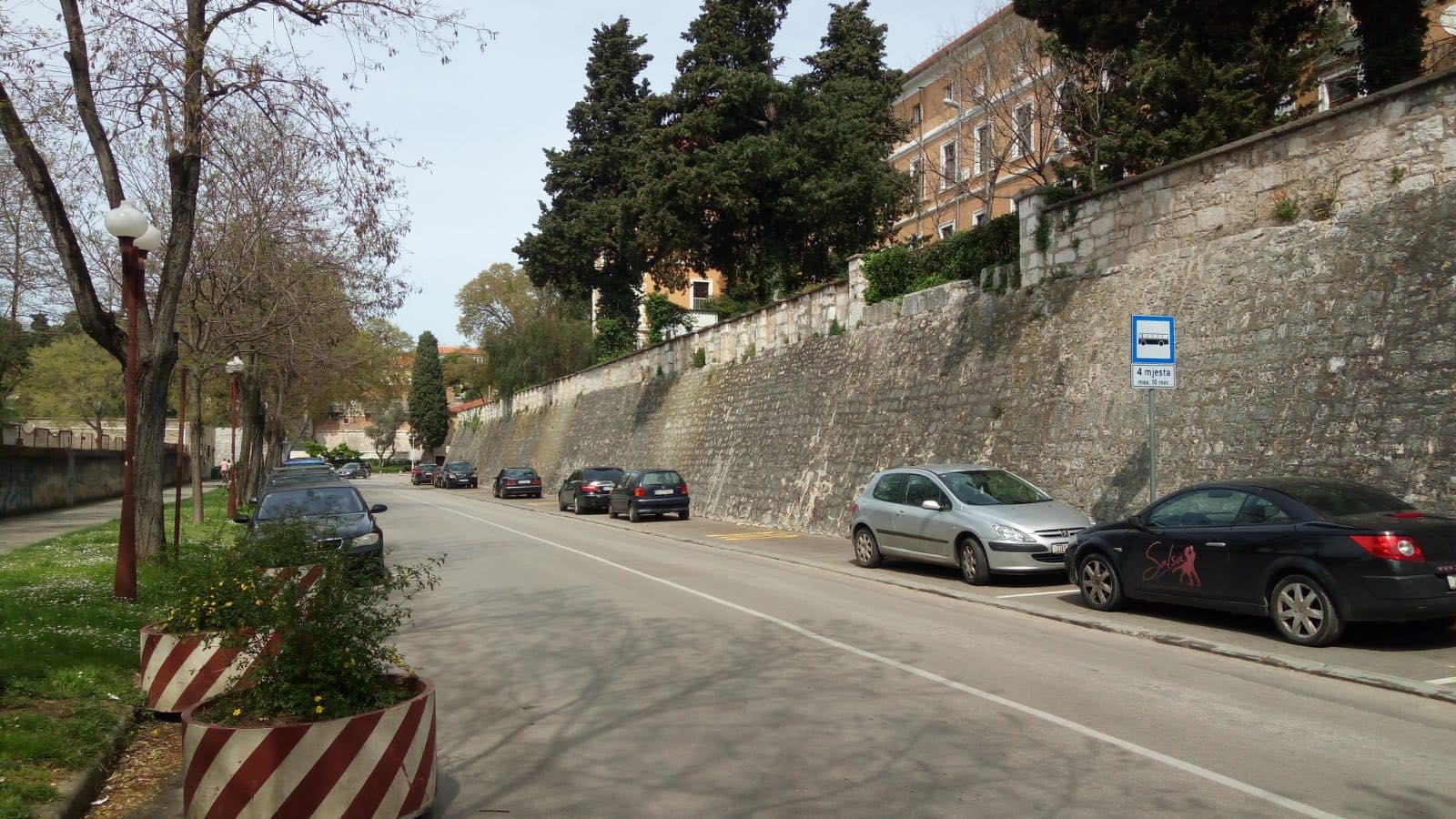 Svakodnevne situacije zadarskom na poluotoku: prometne nevolje zbog lošeg rješenja ukrcajno/iskrcajnih mjesta za turističke autobuse