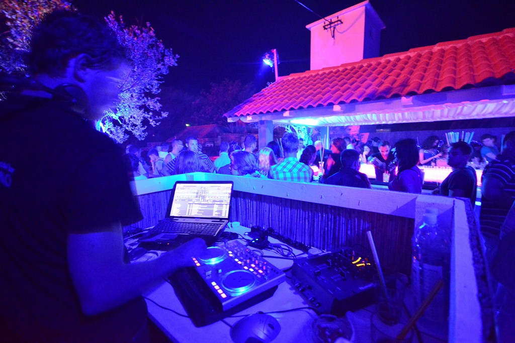 Subotnja zabava u Noštromo i Vagabundo barovima na Viru ; foto Iva Perinčić