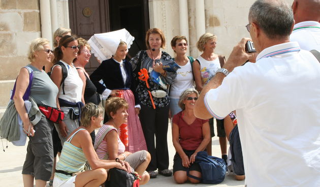 Djevojka u nošnji i turisti u Pagu (Foto: Josip Portada)