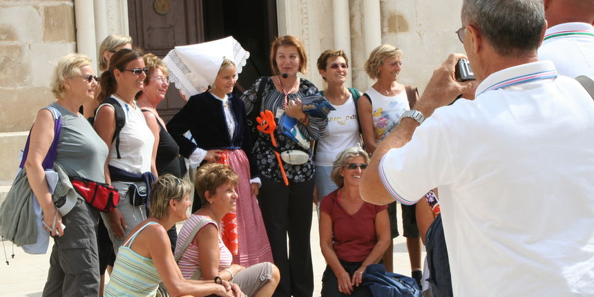 Djevojka u nošnji i turisti u Pagu (Foto: Josip Portada) Djevojka u nošnji i turisti u Pagu (Foto: Josip Portada)