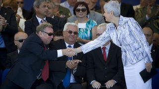 Knin, 050811.
Podizanjem zastave na Kninskoj tvrdjavi i postrojavanjem vojnih snaga na nogometnom igralistu obiljezena je 16. obljetnica VRO Oluja, Dan pobjede i domovinske zahvalnosti i Dan hrvatskih branitelja.
Na fotografiji: Vladimir Seks, Luka Bebic Knin, 050811.
Podizanjem zastave na Kninskoj tvrdjavi i postrojavanjem vojnih snaga na nogometnom igralistu obiljezena je 16. obljetnica VRO Oluja, Dan pobjede i domovinske zahvalnosti i Dan hrvatskih branitelja.
Na fotografiji: Vladimir Seks, Luka Bebic