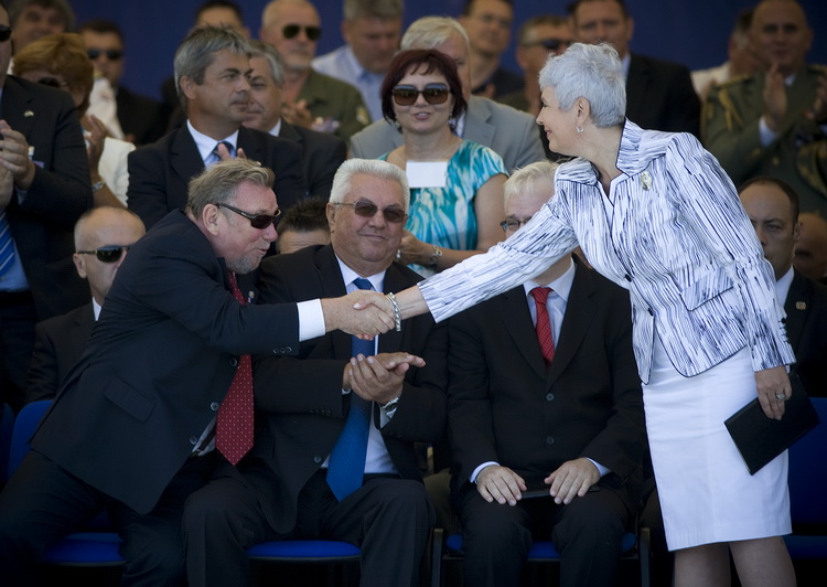 Knin, 050811.
Podizanjem zastave na Kninskoj tvrdjavi i postrojavanjem vojnih snaga na nogometnom igralistu obiljezena je 16. obljetnica VRO Oluja, Dan pobjede i domovinske zahvalnosti i Dan hrvatskih branitelja.
Na fotografiji: Vladimir Seks, Luka Bebic Knin, 050811.
Podizanjem zastave na Kninskoj tvrdjavi i postrojavanjem vojnih snaga na nogometnom igralistu obiljezena je 16. obljetnica VRO Oluja, Dan pobjede i domovinske zahvalnosti i Dan hrvatskih branitelja.
Na fotografiji: Vladimir Seks, Luka Bebic