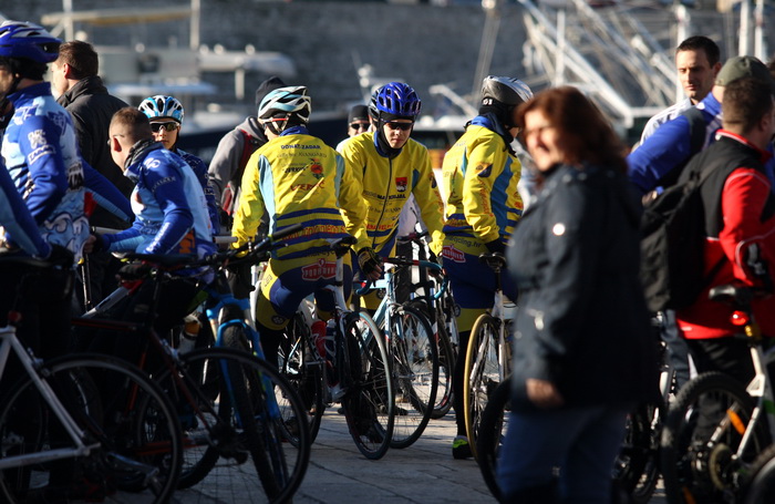 Zadar, 291212.
Bozicna biciklijada na relaciji Zadar – Vir, koja je bila najavljena za srijedu 26. prosinca te odgodjena uslijed kisnog vremena, krenula je jutros s Branimirove obale u 10 sati.
Na slici detalj sa biciklijade.
Foto: Jure Miskovic / CROPIX Zadar, 291212.
Bozicna biciklijada na relaciji Zadar – Vir, koja je bila najavljena za srijedu 26. prosinca te odgodjena uslijed kisnog vremena, krenula je jutros s Branimirove obale u 10 sati.
Na slici detalj sa biciklijade.
Foto: Jure Miskovic / CROPIX