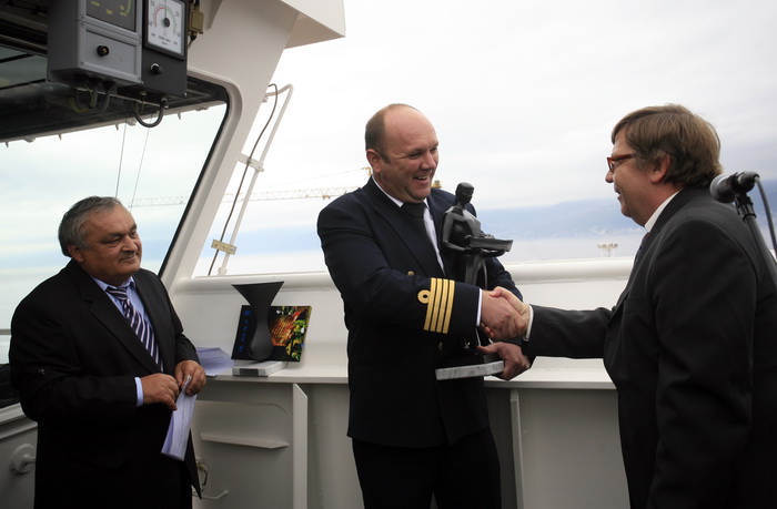 Rijeka, 251011.
U rijeckom brodogradilistu 3. maj danas je Tankerska plovidba Zadar preuzela tanker Vinjerac porinut krajem svibnja. Rijec je o drugom istovjetnom tankeru izgradjenom u 3. maju za zadarskog narucitelja. Sluzi za prijevoz nafte, naftnih pre Rijeka, 251011.
U rijeckom brodogradilistu 3. maj danas je Tankerska plovidba Zadar preuzela tanker Vinjerac porinut krajem svibnja. Rijec je o drugom istovjetnom tankeru izgradjenom u 3. maju za zadarskog narucitelja. Sluzi za prijevoz nafte, naftnih pre