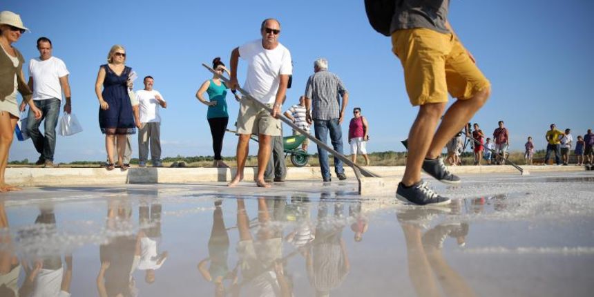 2. Festival soli: Natjecanje u skupljanju soli i pripremi roštilja, Foto: Filip Brala/PIXSELL 2. Festival soli: Natjecanje u skupljanju soli i pripremi roštilja, Foto: Filip Brala/PIXSELL