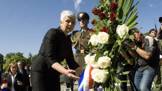 Zagreb,250611
Groblje Mirogoj.
Predsjednica Vlade RH Jadranka Kosor u povodu Dana drzavnosti polaze vijenac na spomen obiljezju Sredisnjeg kriza u Aleji poginulih hrvatskih branitelja.
Foto: Zeljko Grgic / CROPIX