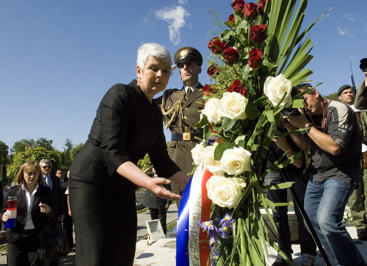 Zagreb,250611
Groblje Mirogoj.
Predsjednica Vlade RH Jadranka Kosor u povodu Dana drzavnosti polaze vijenac na spomen obiljezju Sredisnjeg kriza u Aleji poginulih hrvatskih branitelja.
Foto: Zeljko Grgic / CROPIX