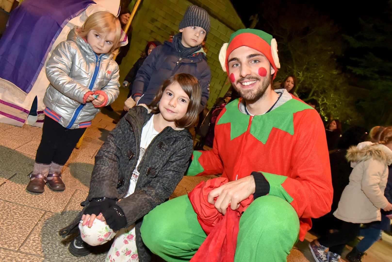 Sv. Nikola s Krampusom i Vilenjakom zabavljao djecu od Kampo Kaštela do Trga Petra Zoranića Sv. Nikola s Krampusom i Vilenjakom zabavljao djecu od Kampo Kaštela do Trga Petra Zoranića