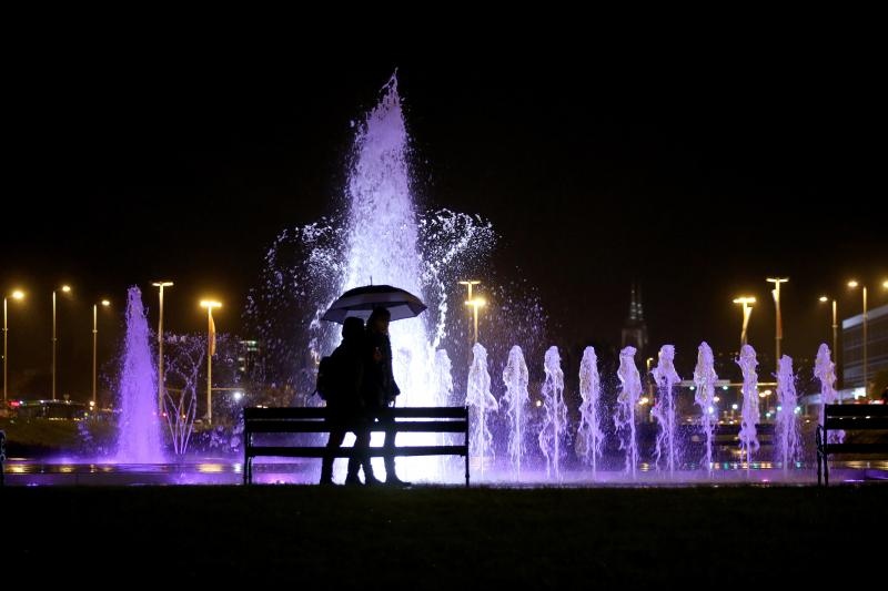 Zagreb: Fontane osvjetljene ružicastom bojom kao podrška oboljelima od rak. Photo: Igor Kralj/PIXSELL Zagreb: Fontane osvjetljene ružicastom bojom kao podrška oboljelima od rak. Photo: Igor Kralj/PIXSELL