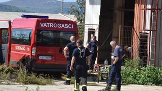 Dan poslije: Vatrogasci ispumpavaju vodu iz poplavljenih objekata