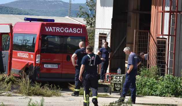 Dan poslije: Vatrogasci ispumpavaju vodu iz poplavljenih objekata