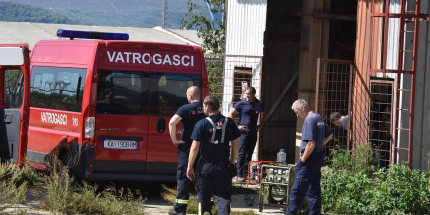 Dan poslije: Vatrogasci ispumpavaju vodu iz poplavljenih objekata Dan poslije: Vatrogasci ispumpavaju vodu iz poplavljenih objekata