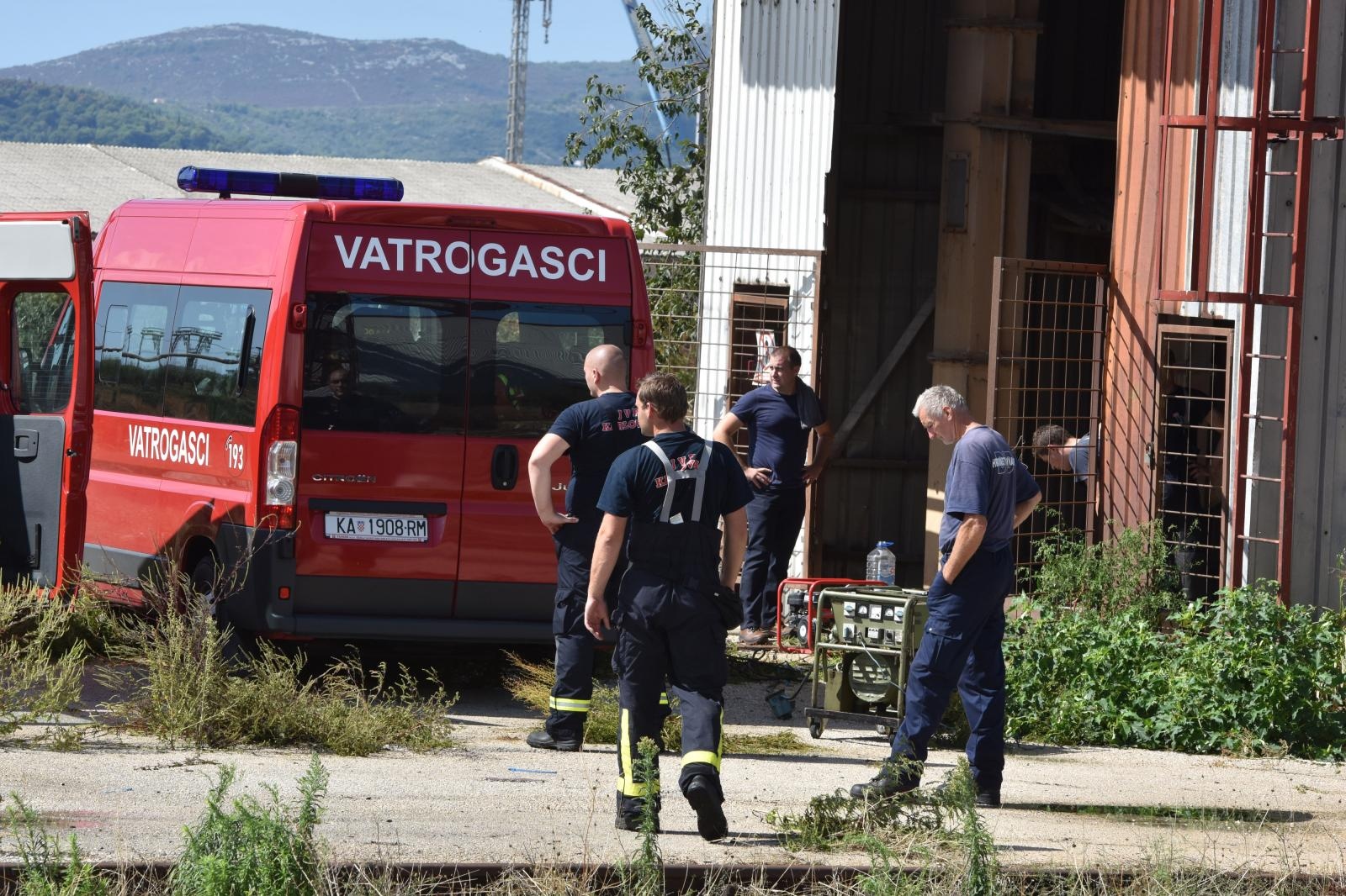 Dan poslije: Vatrogasci ispumpavaju vodu iz poplavljenih objekata