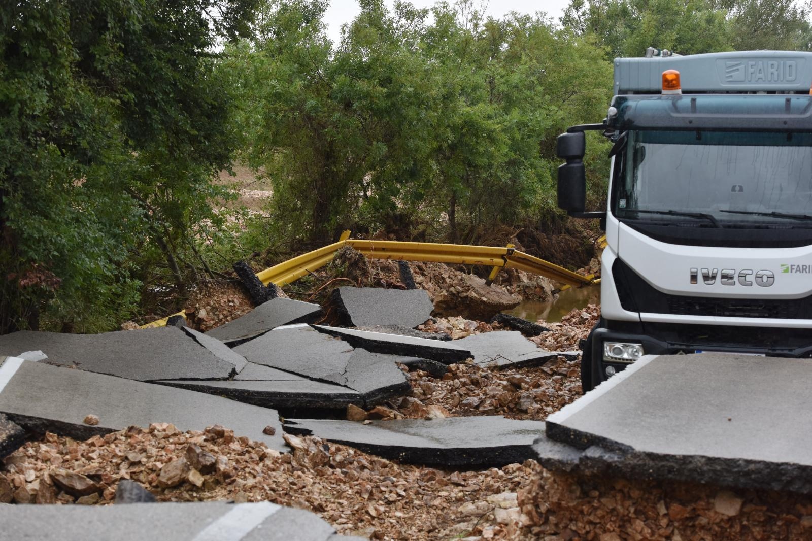 Zbog zarobljenog kamiona ne prometuje se cestom Poljica- Mazija