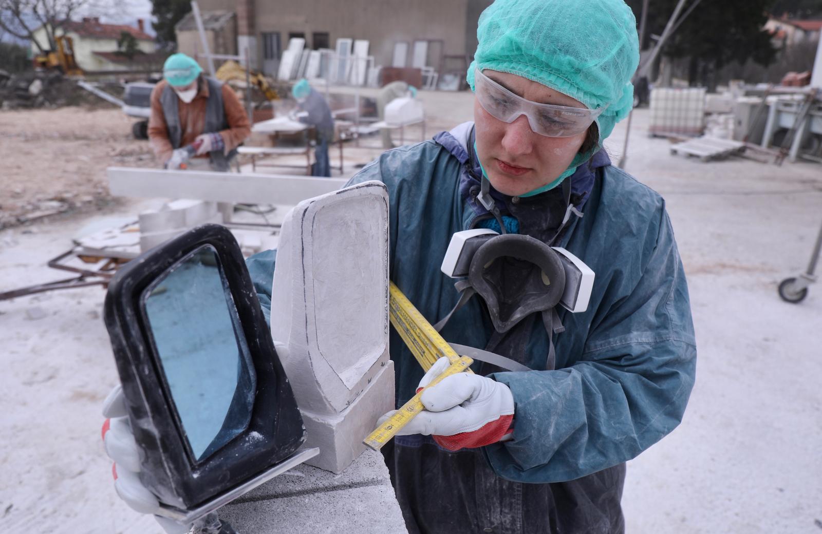 Mladi europski kipari stigli u Imotski, punom parom rade spomenik kultnom Mercedesu Mladi europski kipari stigli u Imotski, punom parom rade spomenik kultnom Mercedesu