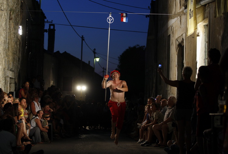 Zadar, 140811.
Na Bokanjcu se veceras odrzala 6. Alka. 35 alkara praceni limenom glazbom i pristranim navijacima pokazala su svoje umijece. KUD-a Bleke i konji organizirali su ovu manifestaciju. Alka se odrzala na bokanjackoj Kuntradi.
Foto: Jure Miskovic Zadar, 140811.
Na Bokanjcu se veceras odrzala 6. Alka. 35 alkara praceni limenom glazbom i pristranim navijacima pokazala su svoje umijece. KUD-a Bleke i konji organizirali su ovu manifestaciju. Alka se odrzala na bokanjackoj Kuntradi.
Foto: Jure Miskovic