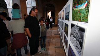 Humanitarna izlozba za pomoc tesko bolesnoj mladoj zadranki Ani Pavic i njenoj kceri Aurori. Zadarski fotografi amateri i profesionalci njih 37 odazvali su se ovoj akciji doniravsi fotografije, Foto: Željko Mršić/PIXSELL