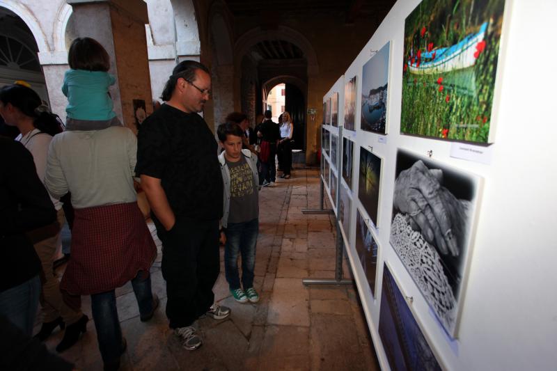 Humanitarna izlozba za pomoc tesko bolesnoj mladoj zadranki Ani Pavic i njenoj kceri Aurori. Zadarski fotografi amateri i profesionalci njih 37 odazvali su se ovoj akciji doniravsi fotografije, Foto: Željko Mršić/PIXSELL