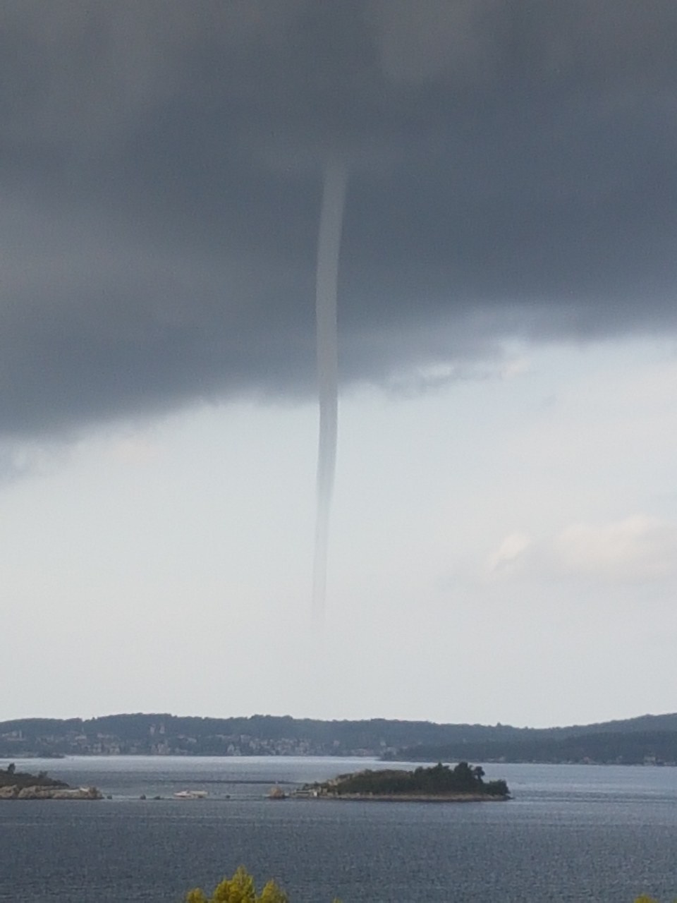 Dramatične fotografije nastale u trenutku kada je pijavica ‘poharala’ Orebić Dramatične fotografije nastale u trenutku kada je pijavica ‘poharala’ Orebić