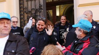 Ispred zgrade Županijskog suda održan skup podrške Stipi Petrini kojeg tuži sutkinja Maja Šupe Ispred zgrade Županijskog suda održan skup podrške Stipi Petrini kojeg tuži sutkinja Maja Šupe