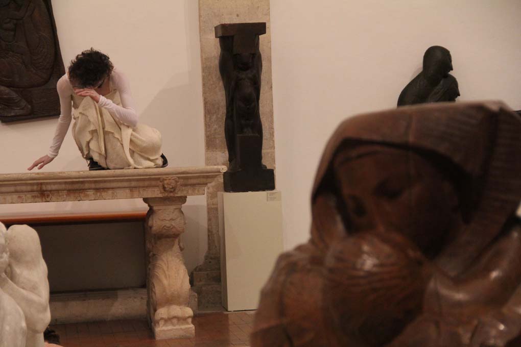 Glazbeno-plesni performans “Ona koja nosi”, foto: Iva Perinčić Glazbeno-plesni performans “Ona koja nosi”, foto: Iva Perinčić