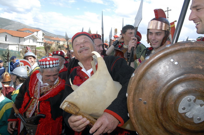 Metkovic, 050410.
Festival zudija, cuvara Kristova groba, u zupi sv. Nikole u Metkovicu.
Jubilarni deseti po redu vodicki festival Zudija Metkovic 2010, ove je godine odrzan u zupi Svetog Nikole na desnoj strani grada Metkovica uz sudjelovanje 24 skupine Metkovic, 050410.
Festival zudija, cuvara Kristova groba, u zupi sv. Nikole u Metkovicu.
Jubilarni deseti po redu vodicki festival Zudija Metkovic 2010, ove je godine odrzan u zupi Svetog Nikole na desnoj strani grada Metkovica uz sudjelovanje 24 skupine