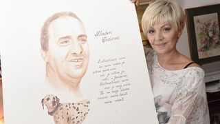 Marina Tomašević crnim vinom slika portrete svojih kolega sa estrade Marina Tomašević crnim vinom slika portrete svojih kolega sa estrade