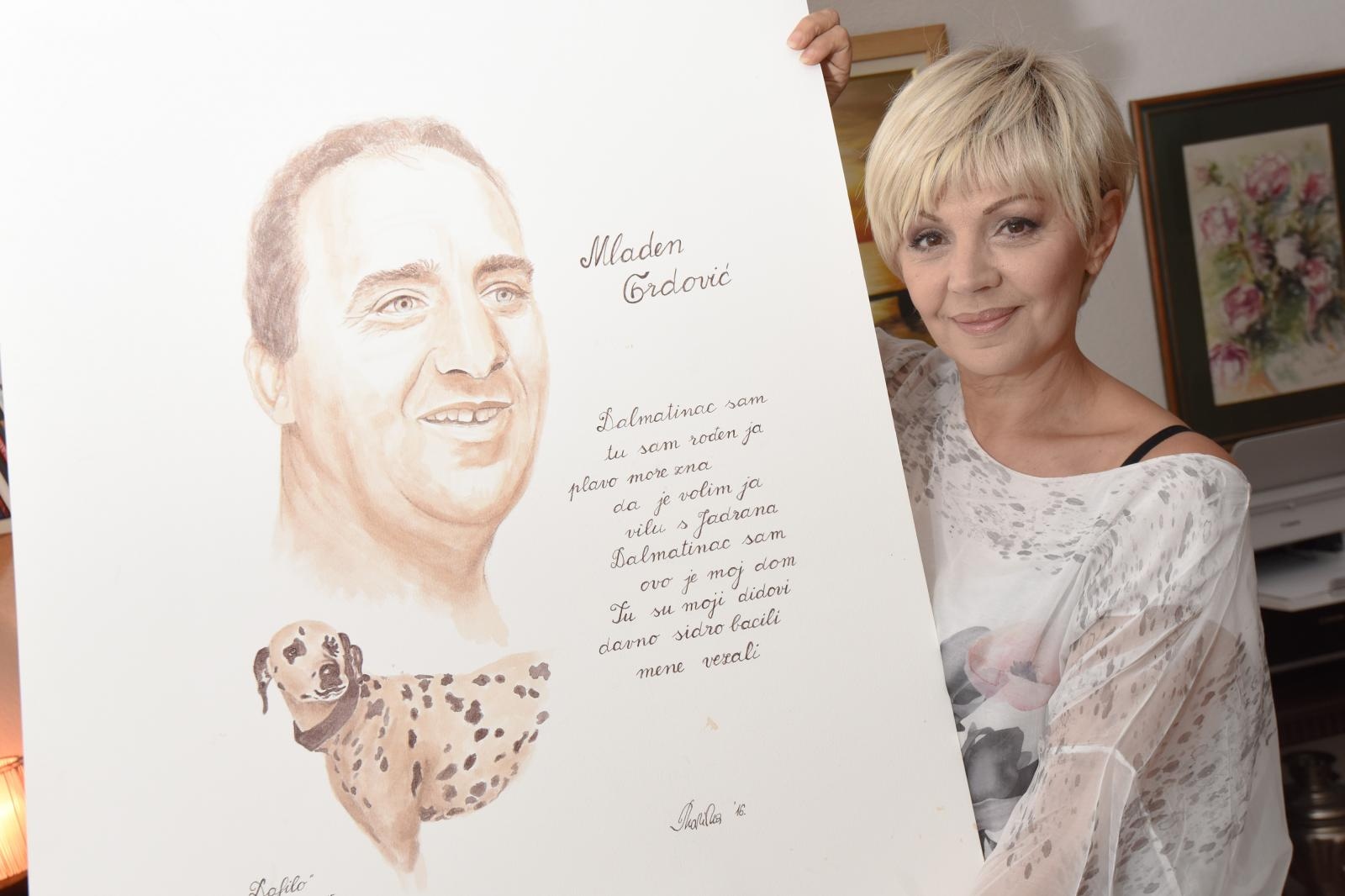 Marina Tomašević crnim vinom slika portrete svojih kolega sa estrade Marina Tomašević crnim vinom slika portrete svojih kolega sa estrade