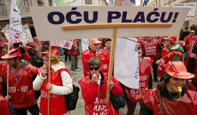 Zagreb, 221112.
Savez samostalnih sindikata Hrvatske i Hrvatska udruga sindikata organizirala je javni prosvjed pod nazivom “Zivi zid za obranu radnih mjesta: Posao i placa, a ne burza!” koji  je zapoceo u podne na Markovom trgu. Odaziv prosvjednika je ma