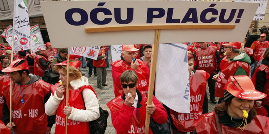 Zagreb, 221112.
Savez samostalnih sindikata Hrvatske i Hrvatska udruga sindikata organizirala je javni prosvjed pod nazivom “Zivi zid za obranu radnih mjesta: Posao i placa, a ne burza!” koji  je zapoceo u podne na Markovom trgu. Odaziv prosvjednika je ma