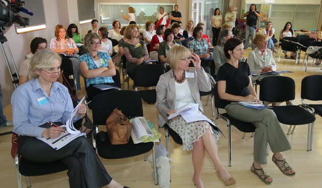 Zadar, 020611.
Dvorana Impact centra.Zene iz ruralnih sredina razmjenjuju iskustva iz malog poduzetnistva
Konferencija pod pokroviteljstvom UNDP-a istrazuje mogucnosti za zene poduzetnice iz jadranske Hrvatske .
Na slici :  detalj  s konferencije
Foto : V