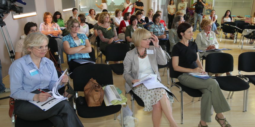 Zadar, 020611.
Dvorana Impact centra.Zene iz ruralnih sredina razmjenjuju iskustva iz malog poduzetnistva
Konferencija pod pokroviteljstvom UNDP-a istrazuje mogucnosti za zene poduzetnice iz jadranske Hrvatske .
Na slici :  detalj  s konferencije
Foto : V