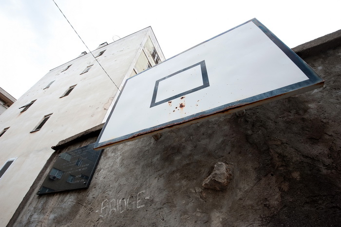 Zadar, 140412
Kosarkaska igralista i na njima postavljeni kosevi po citavom Zadru, koji se dici imenom “Grad kosarke”, su u jako losem stanju i/ili sluze kao parkiraliste.
Na fotografiji: kos koji je zajedno sa spomen plocom 1996. godine postavljen ispre Zadar, 140412
Kosarkaska igralista i na njima postavljeni kosevi po citavom Zadru, koji se dici imenom “Grad kosarke”, su u jako losem stanju i/ili sluze kao parkiraliste.
Na fotografiji: kos koji je zajedno sa spomen plocom 1996. godine postavljen ispre