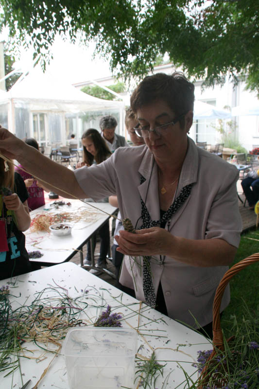 Danas je održana kreativna radionica za velike i male u organizaciji Dječjeg odjela Gradske knjižnice Zadar: izrada stručaka i jastučića od lavande od 10-12 h. Radionicu je vodila gospođa Jadranka Plantak. Foto by Lucija Juravic Danas je održana kreativna radionica za velike i male u organizaciji Dječjeg odjela Gradske knjižnice Zadar: izrada stručaka i jastučića od lavande od 10-12 h. Radionicu je vodila gospođa Jadranka Plantak. Foto by Lucija Juravic