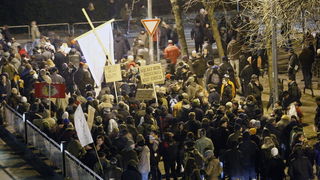 Zagreb, 040311.
Ilica.
Peti po redu, protuvladin prosvjed tzv. facebook grupe.
Na fotografiji: Prosvjednici ispred zgrade EPH
Foto: Davor Pongracic / CROPIX Zagreb, 040311.
Ilica.
Peti po redu, protuvladin prosvjed tzv. facebook grupe.
Na fotografiji: Prosvjednici ispred zgrade EPH
Foto: Davor Pongracic / CROPIX