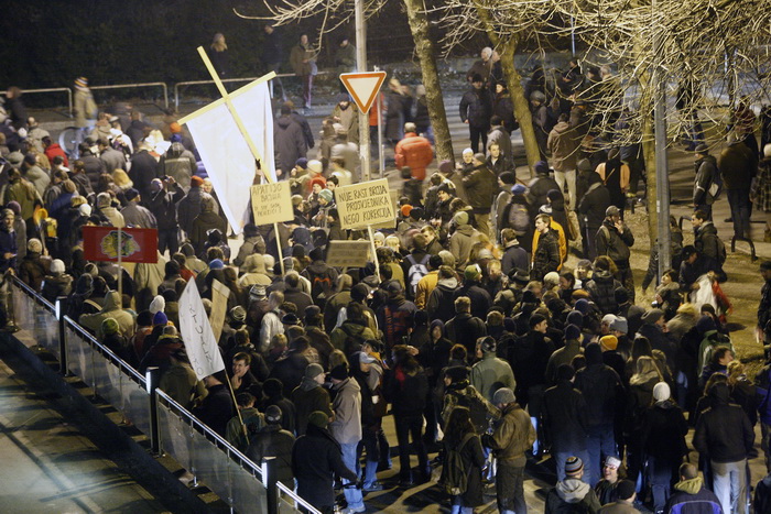 Zagreb, 040311.
Ilica.
Peti po redu, protuvladin prosvjed tzv. facebook grupe.
Na fotografiji: Prosvjednici ispred zgrade EPH
Foto: Davor Pongracic / CROPIX Zagreb, 040311.
Ilica.
Peti po redu, protuvladin prosvjed tzv. facebook grupe.
Na fotografiji: Prosvjednici ispred zgrade EPH
Foto: Davor Pongracic / CROPIX