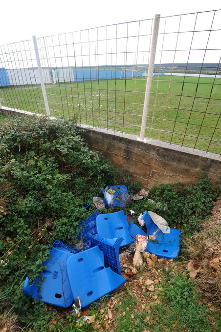 Rastane, Zadar, 301112.Jako jugo koje je zadnja dva dana puhalo na zadarskom podrucju, srusilo je veliki dio tribine nogometnog stadiona u Rastanima.Foto: Luka Gerlanc / CROPIX Rastane, Zadar, 301112.Jako jugo koje je zadnja dva dana puhalo na zadarskom podrucju, srusilo je veliki dio tribine nogometnog stadiona u Rastanima.Foto: Luka Gerlanc / CROPIX