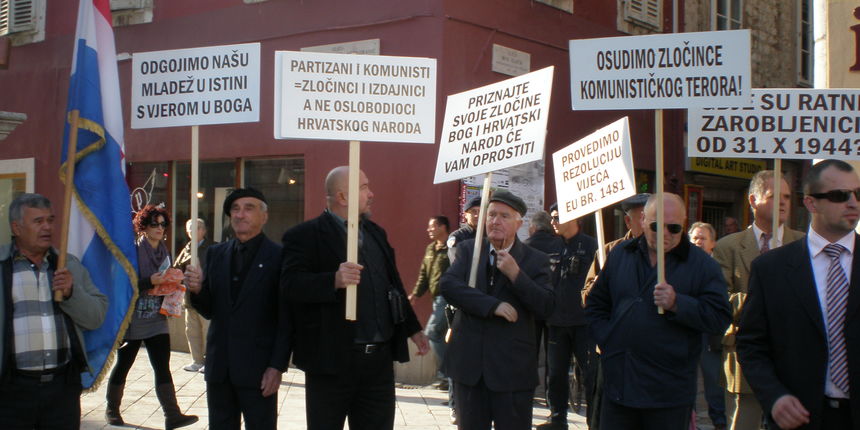 Domobrani mirno prosvjedovali zbog Mesićeva posjeta Zadru (Foto: V. Pletikosić) Domobrani mirno prosvjedovali zbog Mesićeva posjeta Zadru (Foto: V. Pletikosić)